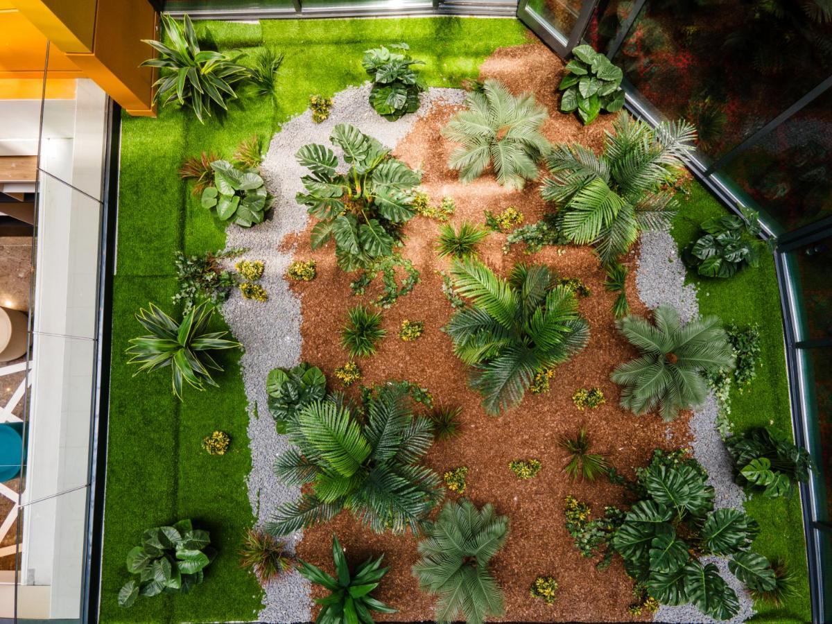 Ibis Styles Istanbul Merter Bagian luar foto A green wall in a shopping mall