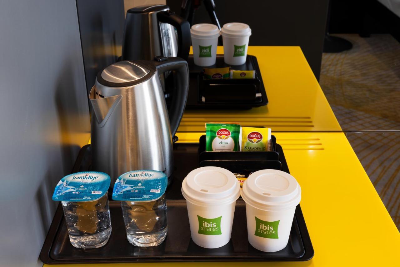 Ibis Styles Istanbul Merter Ruang foto A kettle with disposable cups and sachets of tea and coffee