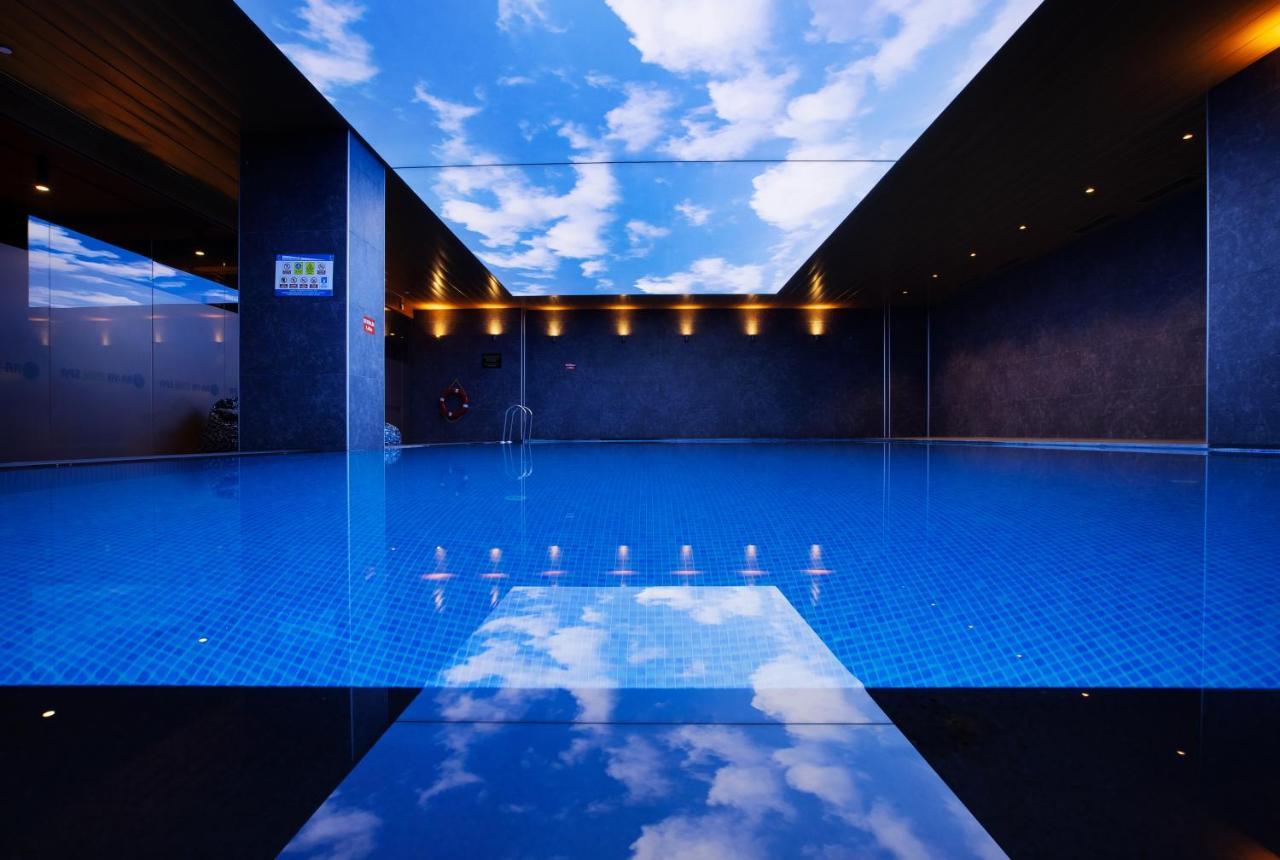 Ibis Styles Istanbul Merter Bagian luar foto The pool at the hotel