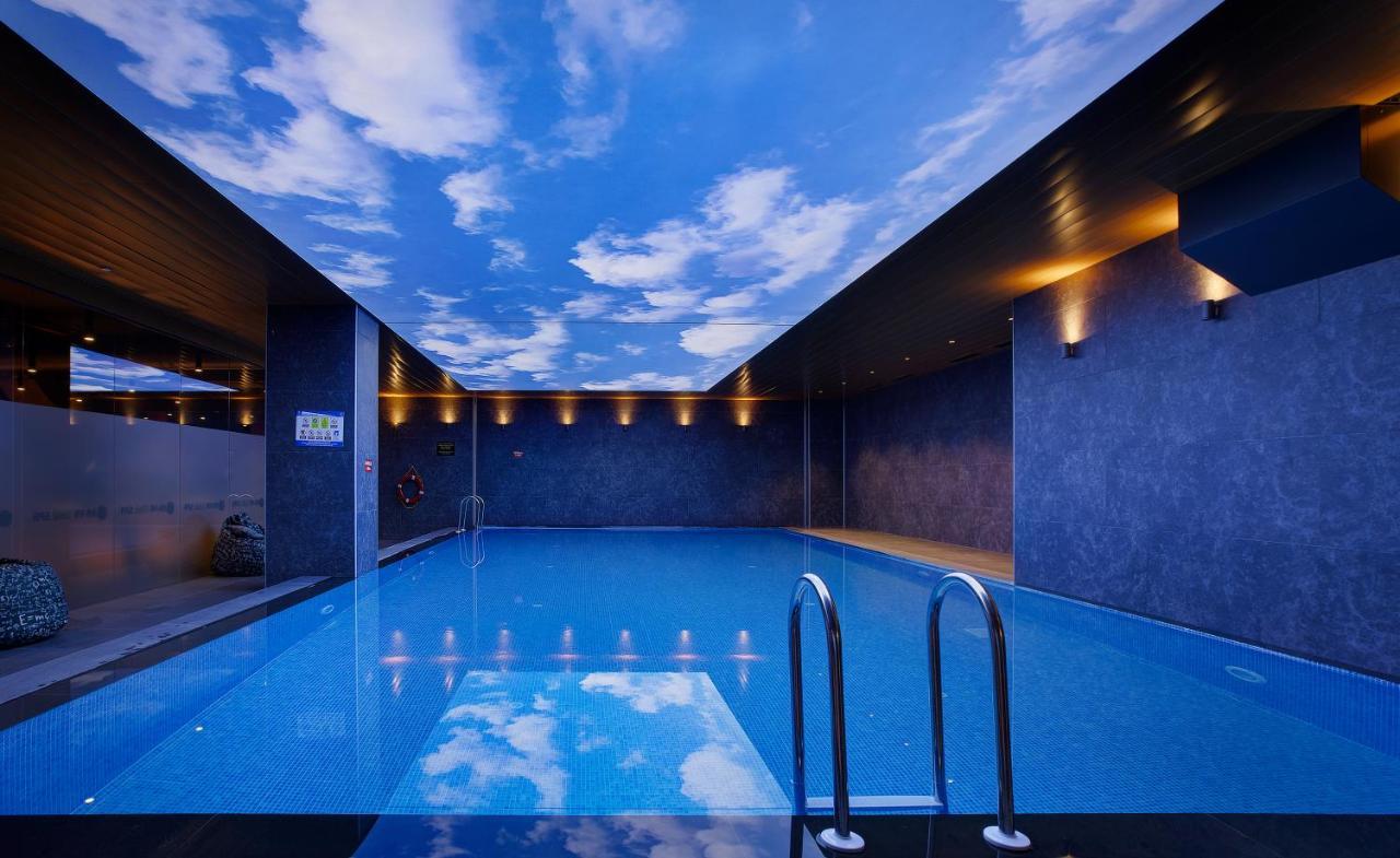 Ibis Styles Istanbul Merter Bagian luar foto The swimming pool at the hotel