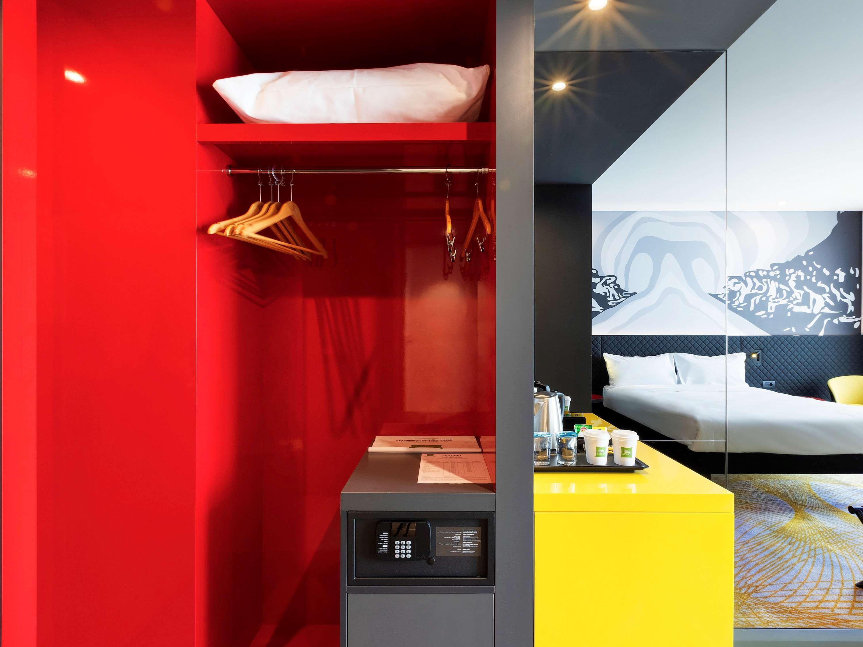 Ibis Styles Istanbul Merter Bagian luar foto A room at the hotel