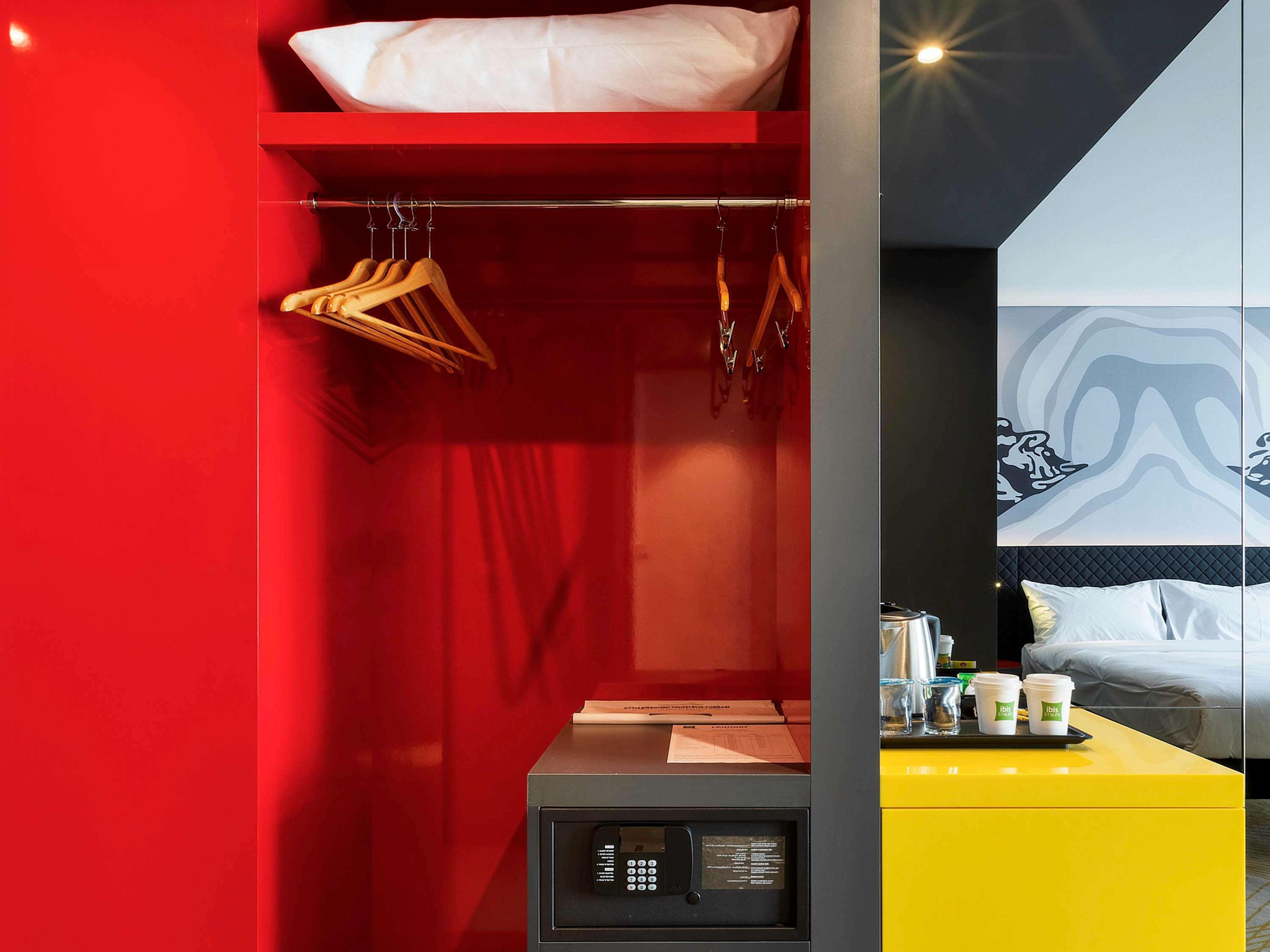 Ibis Styles Istanbul Merter Bagian luar foto A room at the hotel
