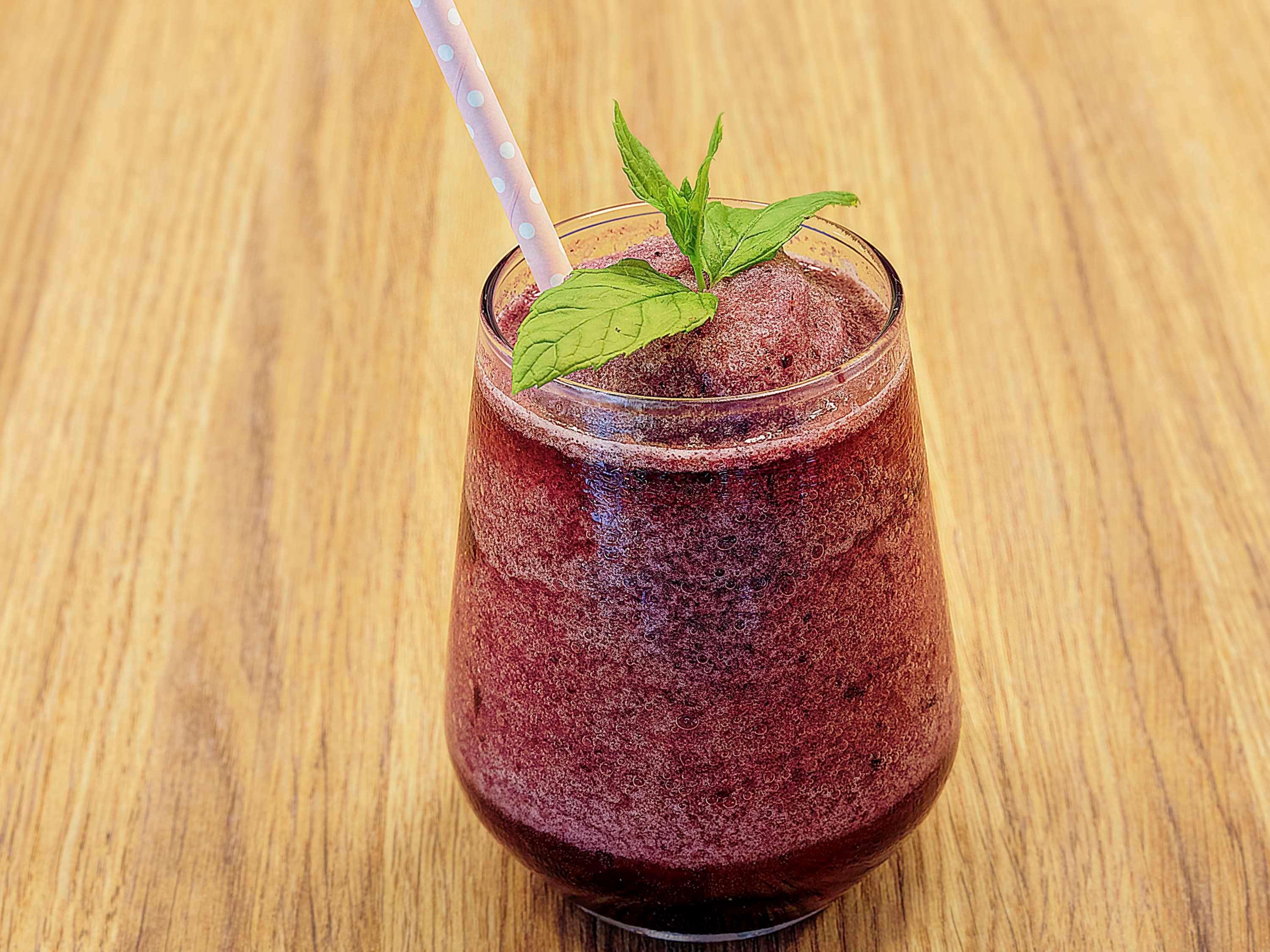 Ibis Styles Istanbul Merter Bagian luar foto A blueberry smoothie