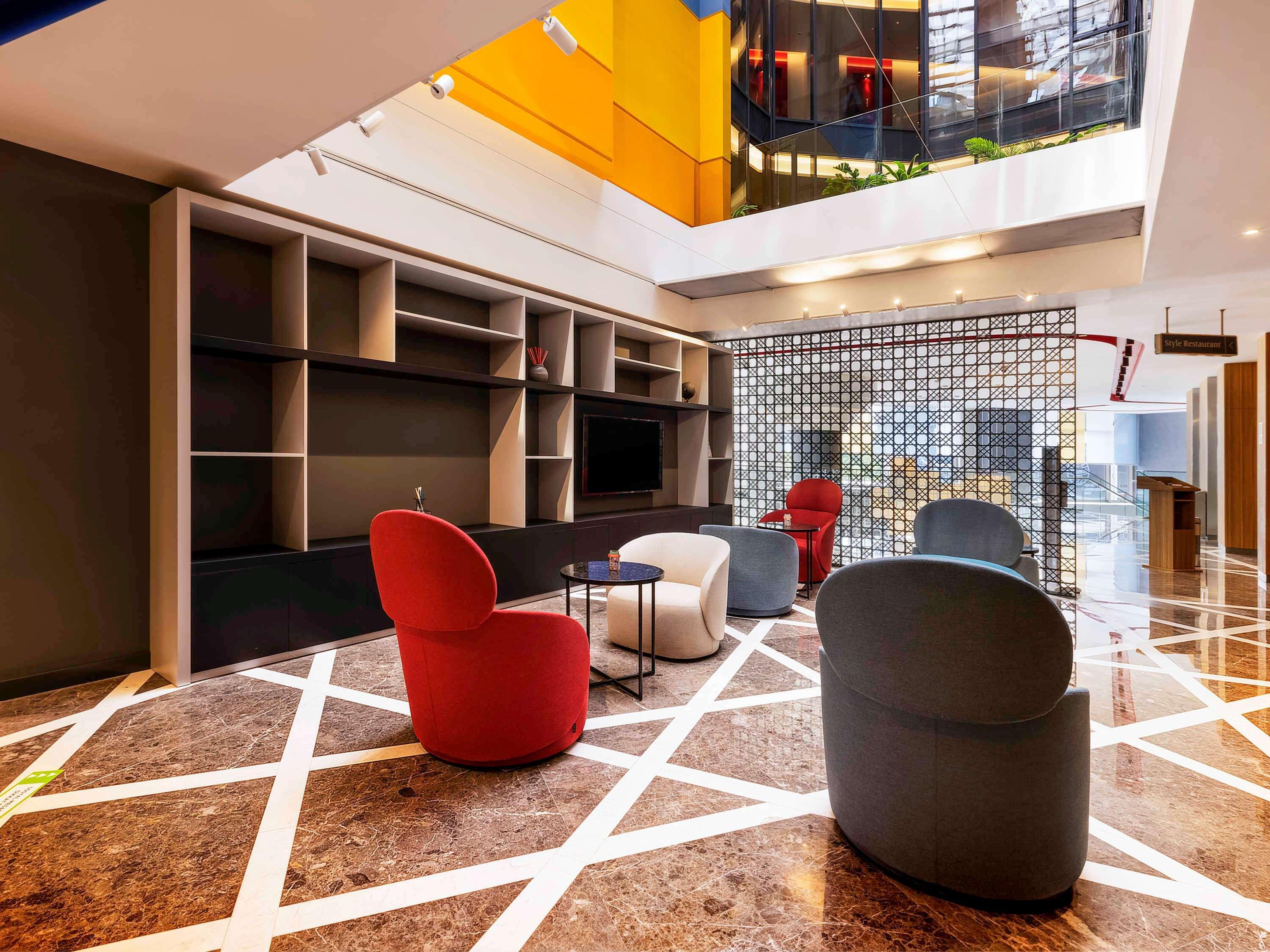 Ibis Styles Istanbul Merter Bagian luar foto The lounge at the airport