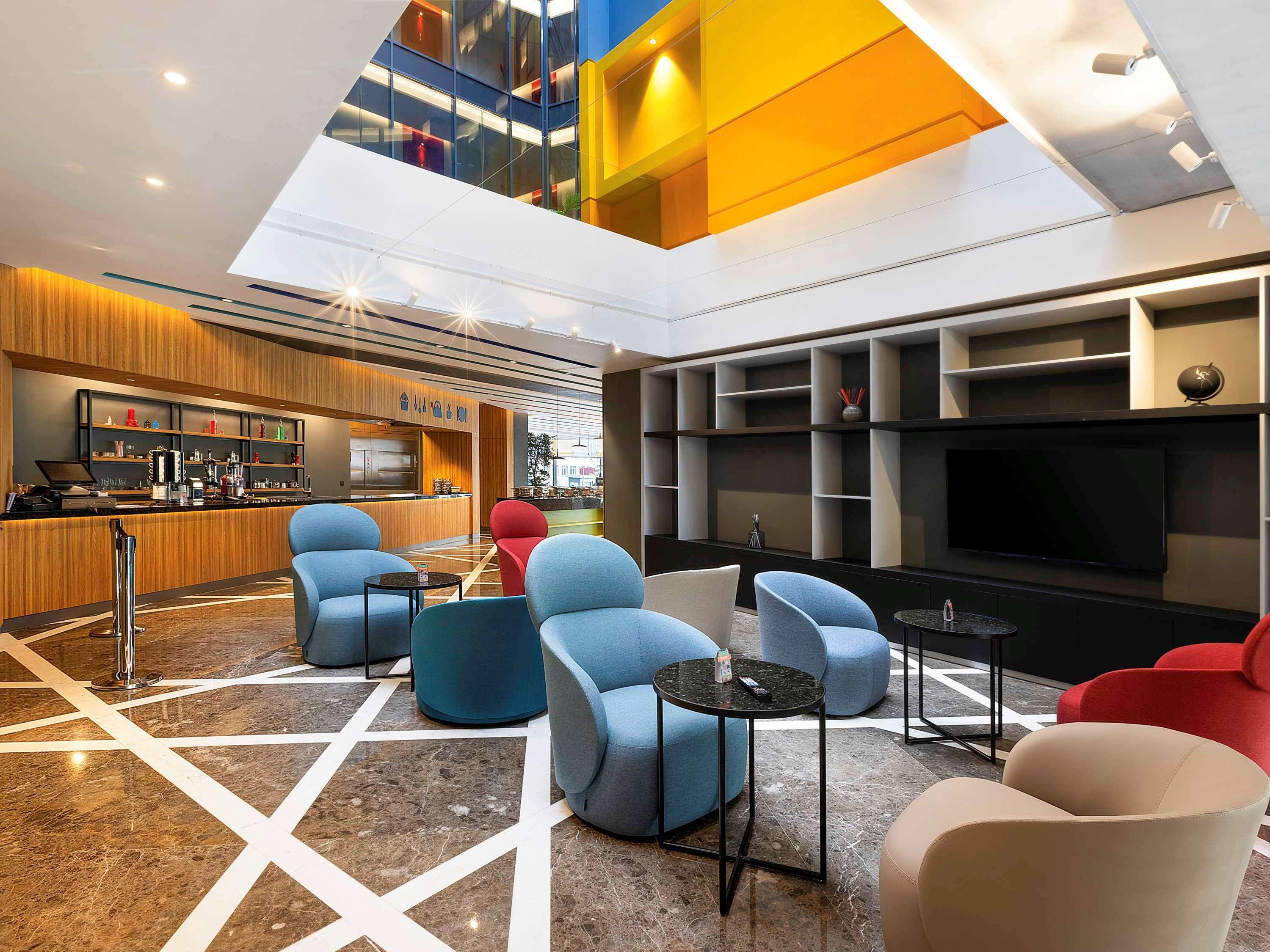 Ibis Styles Istanbul Merter Bagian luar foto The lounge at the airport