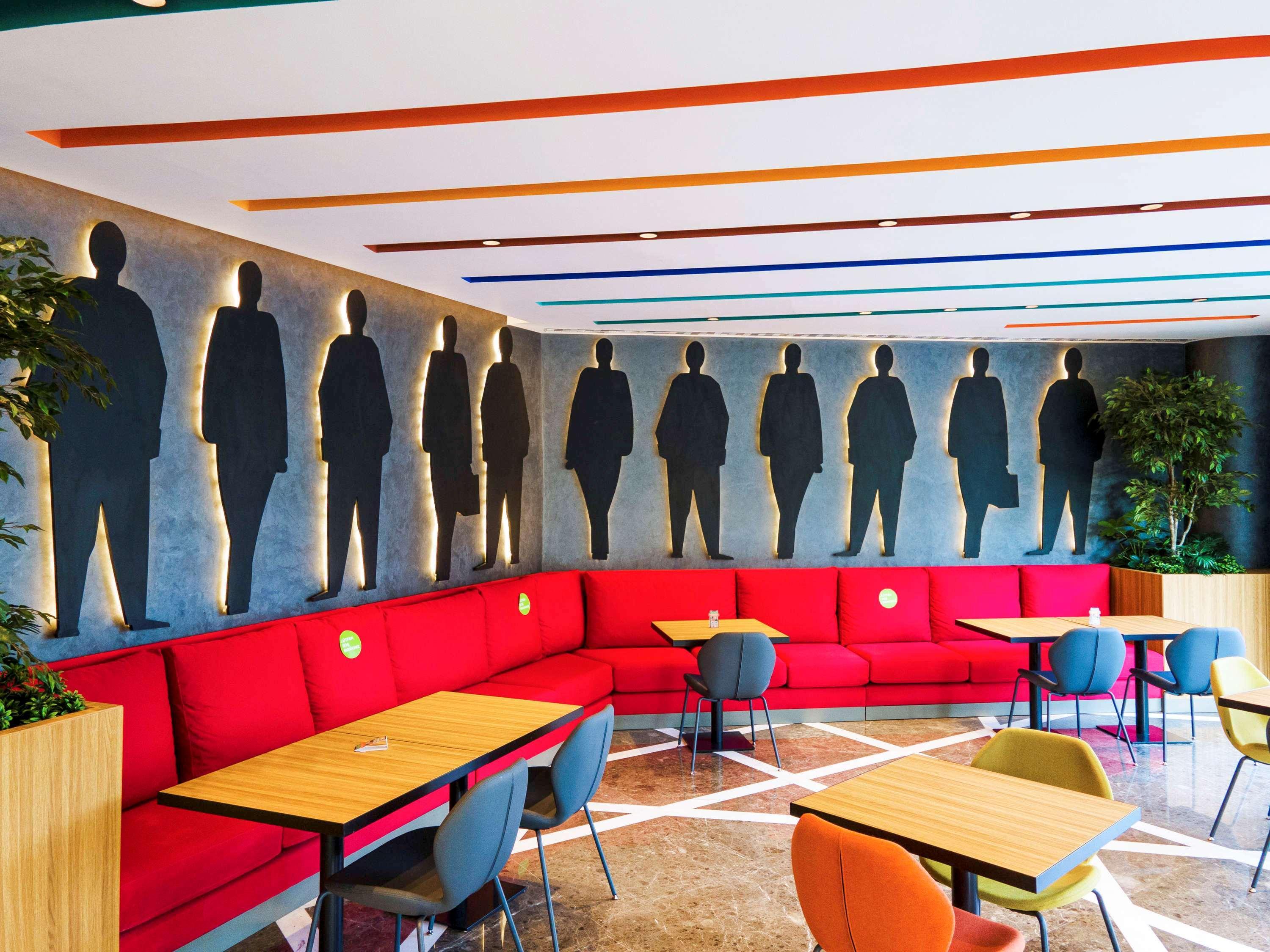 Ibis Styles Istanbul Merter Bagian luar foto The interior of the restaurant
