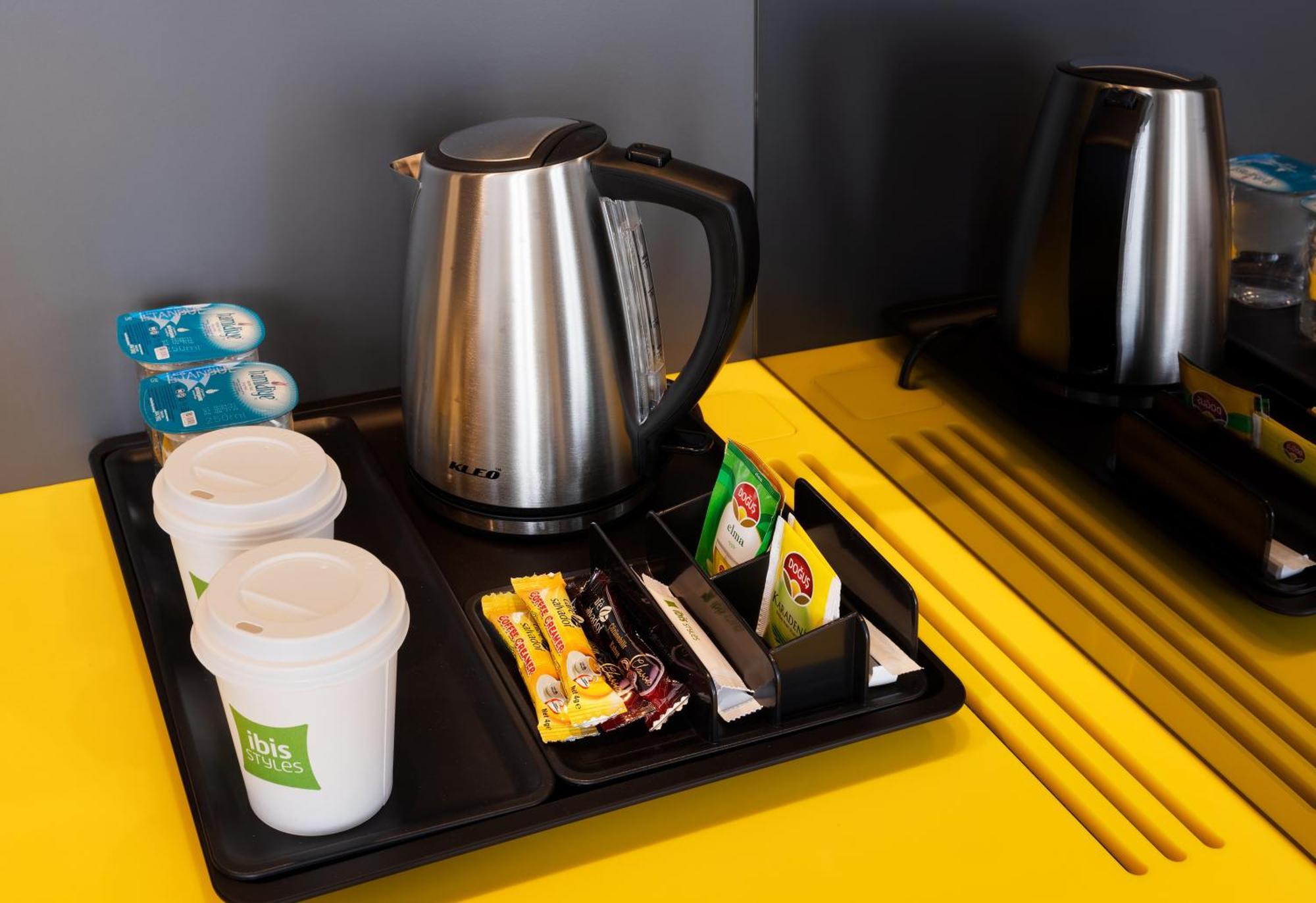 Ibis Styles Istanbul Merter Ruang foto A kettle with a selection of tea and coffee