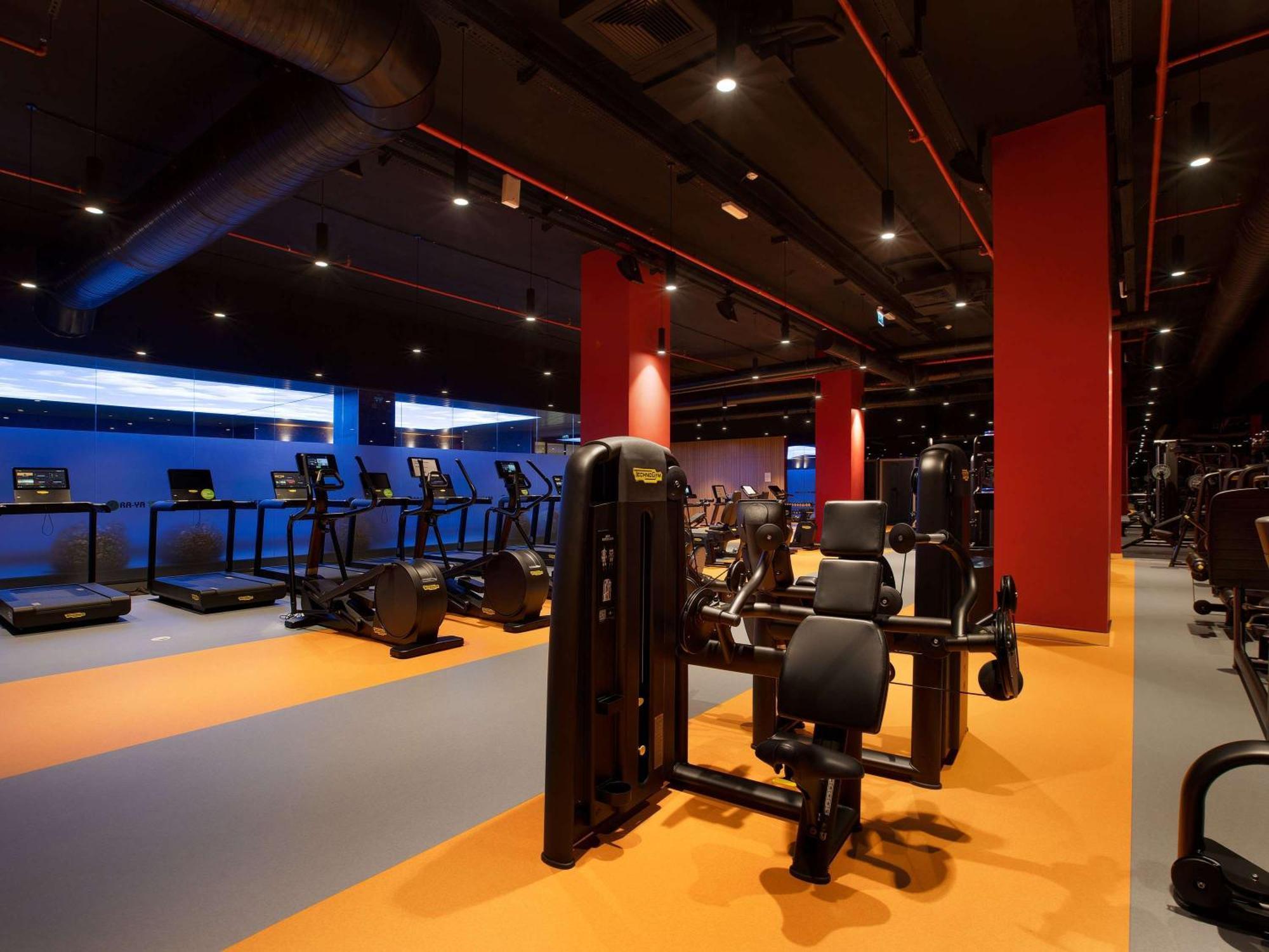 Ibis Styles Istanbul Merter Bagian luar foto The gym at the hotel
