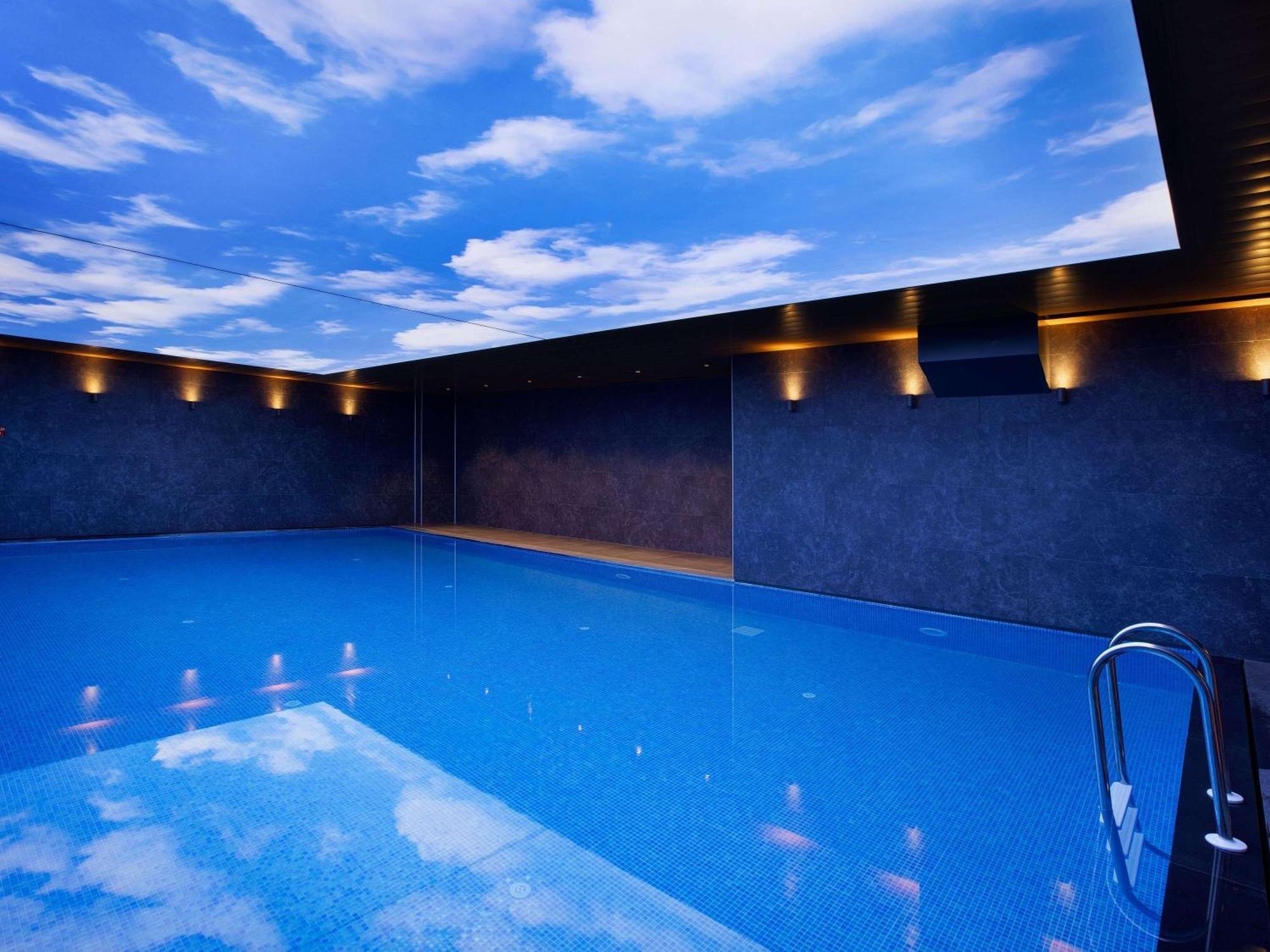 Ibis Styles Istanbul Merter Bagian luar foto The swimming pool at the hotel