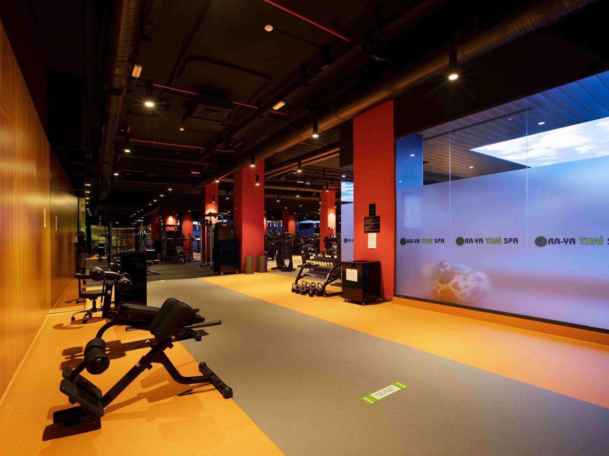 Ibis Styles Istanbul Merter Bagian luar foto The gym at the hotel
