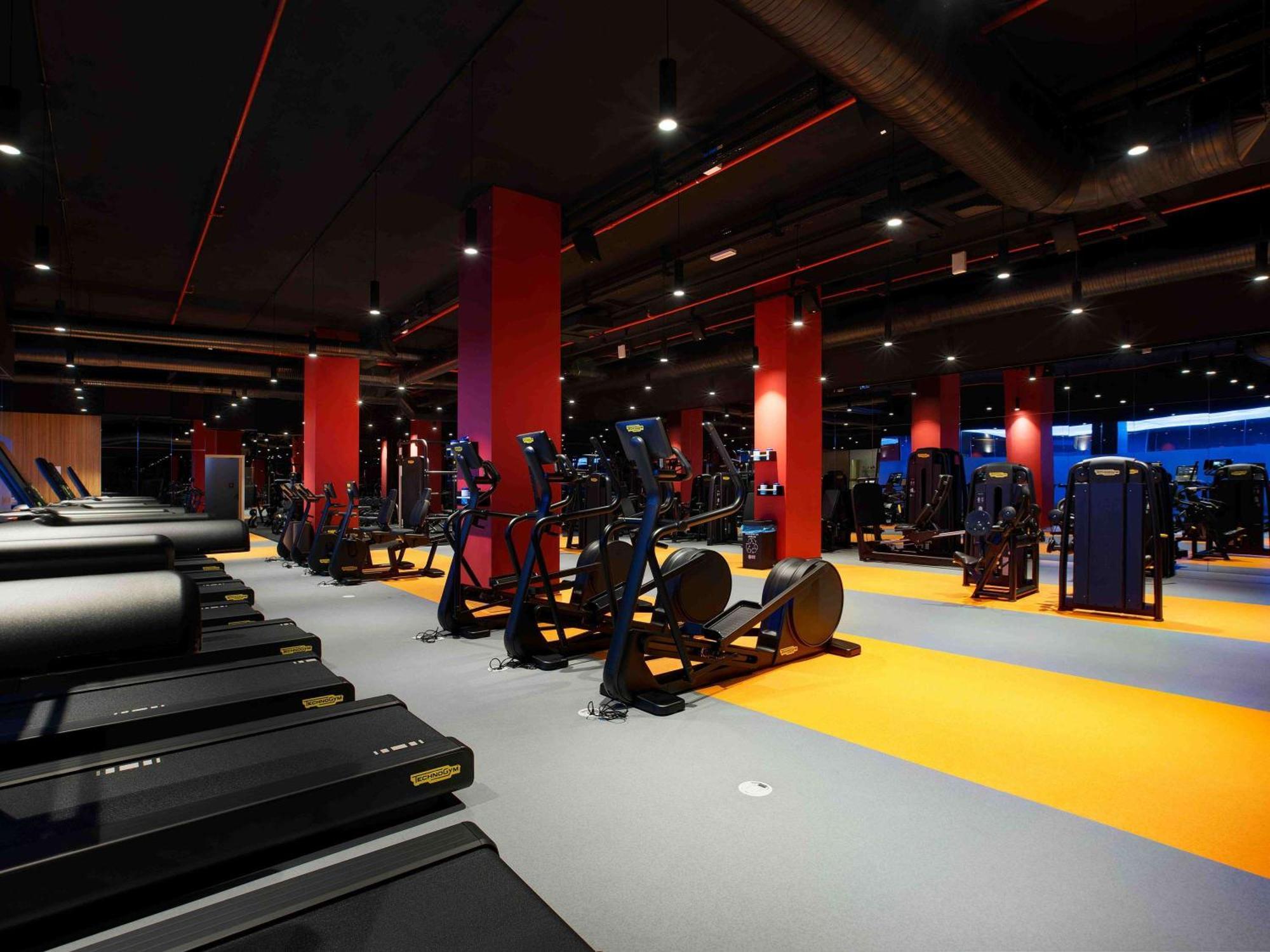 Ibis Styles Istanbul Merter Bagian luar foto The gym at the hotel