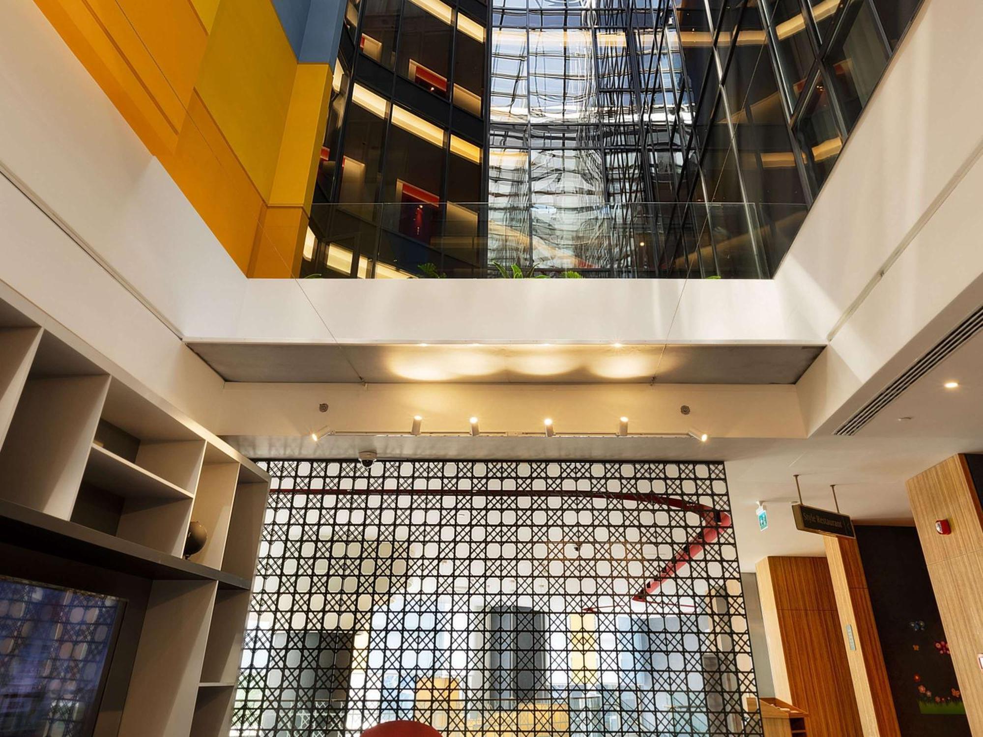Ibis Styles Istanbul Merter Bagian luar foto Interior of the library