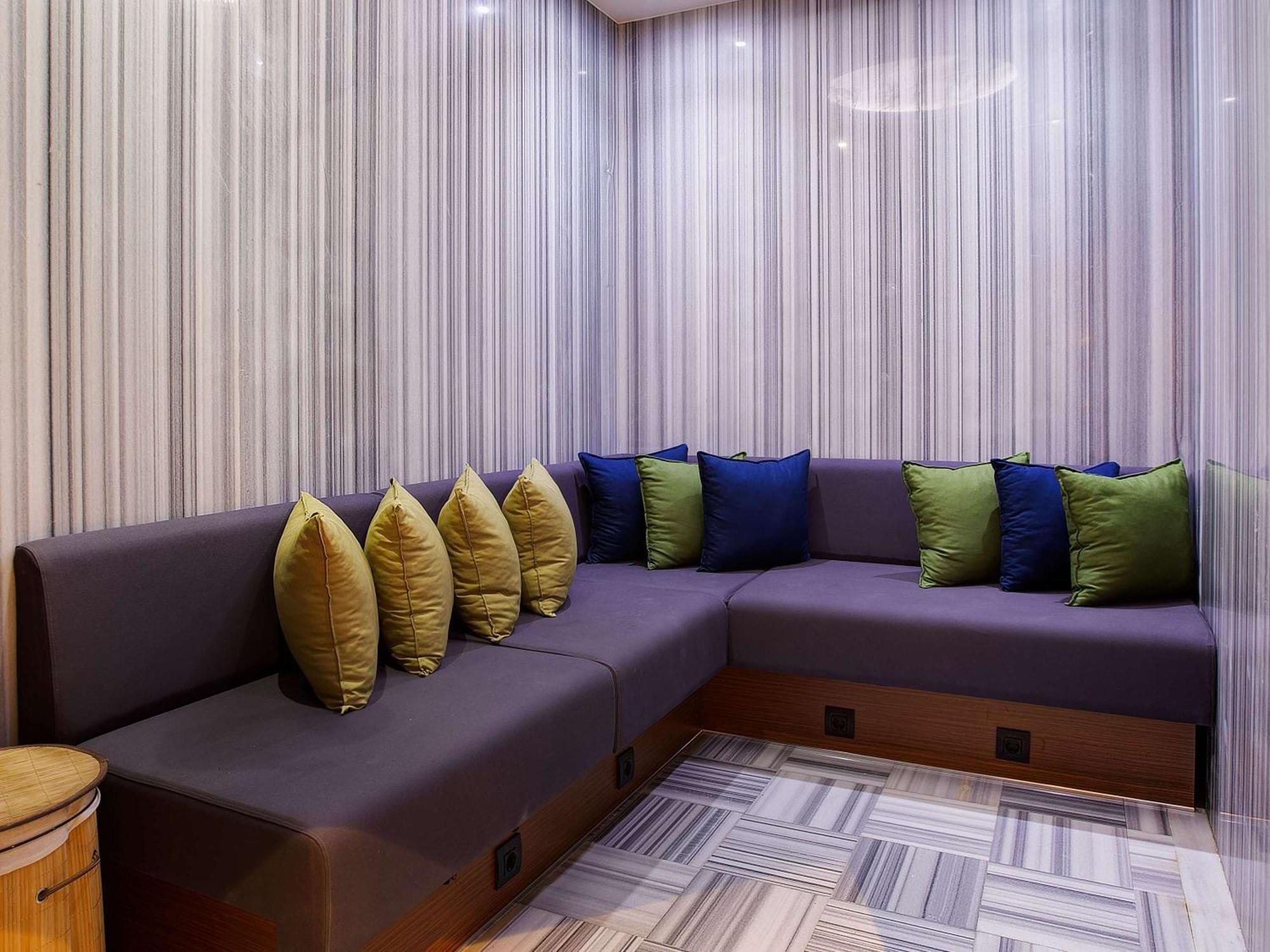 Ibis Styles Istanbul Merter Bagian luar foto A sofa