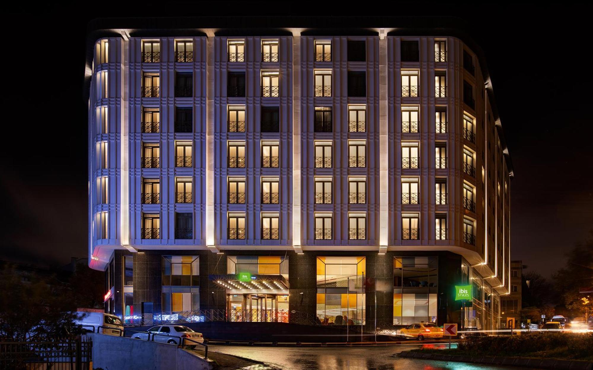 Ibis Styles Istanbul Merter Bagian luar foto The hotel at night